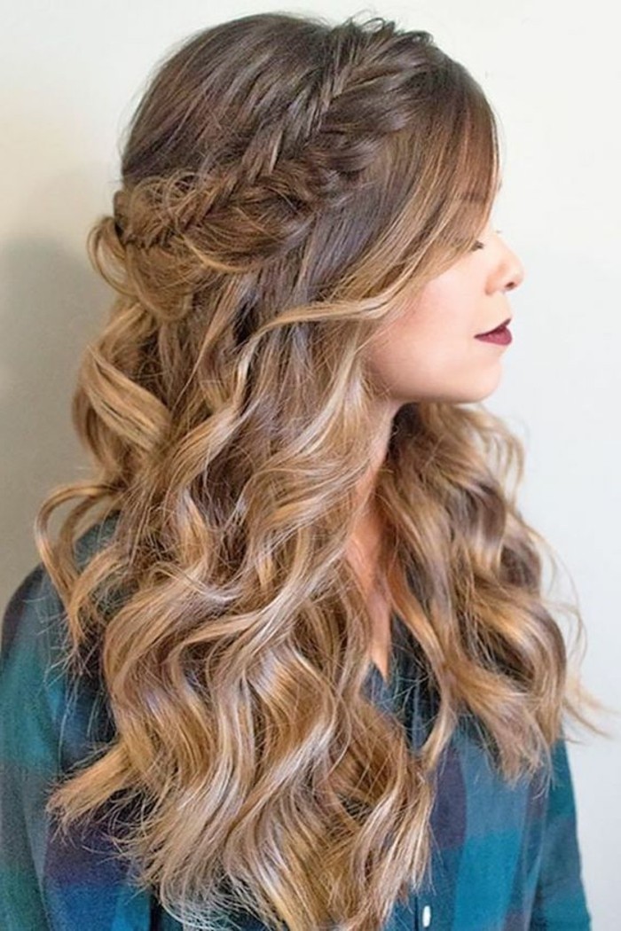 tresse-couronne-autour-de-la-tête-et-chaveux-lâchés-ondulés-couleur-chatain-clair-idée-de-coiffure-de-tous-les-jours-simple cheveux lâchés avec grosses boucles et une tresse couronne autour de la tête, coiffure volumineuse femme