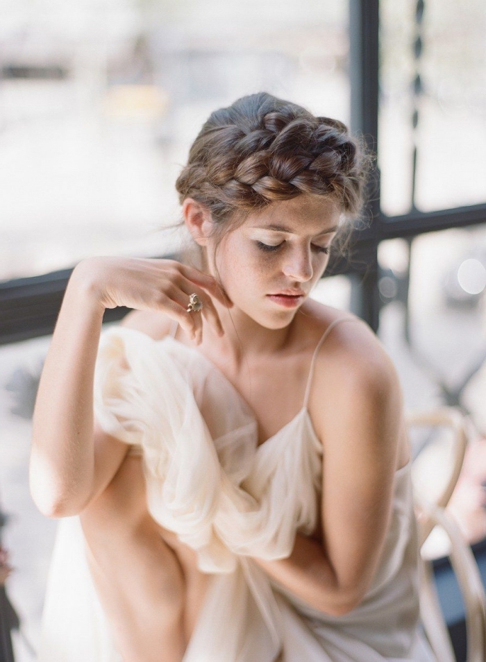coiffure mariage boheme avec couronne de tresse réalisée sur cheveux longs, idée de coiffure de mariée tendance pour 2019