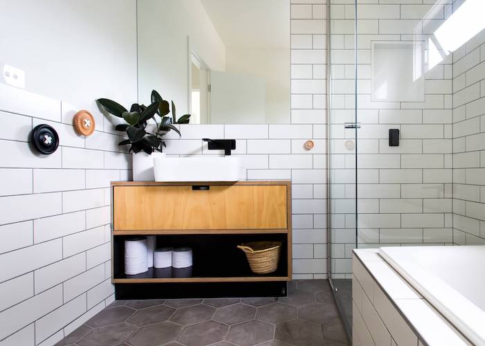 Vintage style meuble lavabo et carrelage blanche pour les murs, salle de bain bois, idée carrelage salle de bain blanche moderne