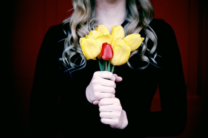 Femme avec fleurs, jaunes tulipes, femme blonde bouclé, belles images fete des meres, envoyer message à maman, 