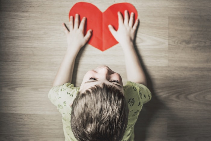 un-enfant-qui-a-fabriqué-une-carte-coeur-pour-sa-mere-photo-fete-des-meres-et-texte-pour-la-fete-des-mere-image-fete-des-meres Enfant coeur carte, la plus belle photo de fleur bonne fete des meres, image fête des mères, diy carte pour sa mere