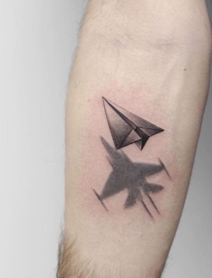 Avion en papier en vol, tatouage main, tatouage graphique, choisir son tatouage simple