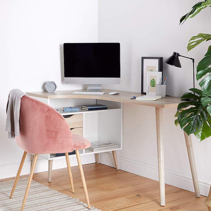 Coin bureau dans une chambre 10m2, astuces rangement chambre hygge style déco, chaise rose confortable, plante verte grande 