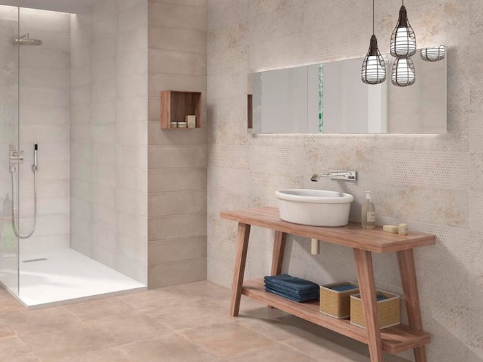 Belle salle de bain scandinave, espace privé bien décoré, lustres originales, rangement simple de banc transformé en meuble lavabo