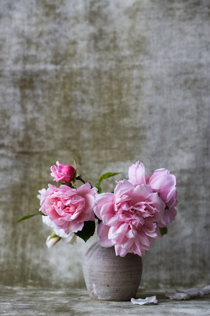 Pivoines roses dans une vase, fete des meres cadeau, image fête des mères, cool idée comment célébrer, belle photo de fleur 