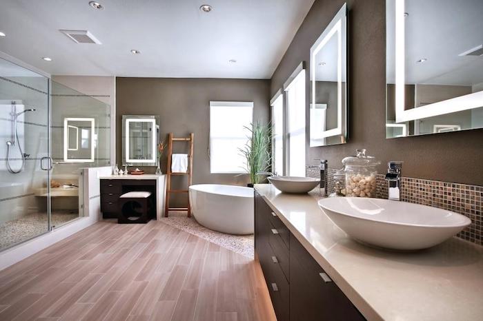 Baignoire, meuble deux lavabos, douche dans une cabine grande fait de verre, design salle de bain gris et blanc, beaux accessoires salle de bains