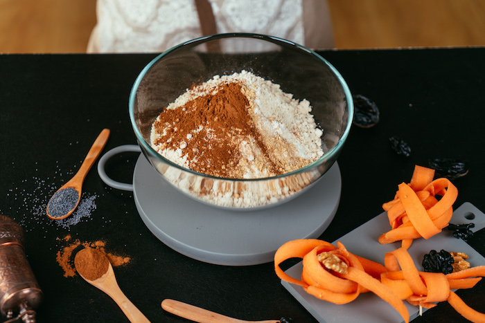 melanger les ingredients secs dans un bol pour faire un cake aux carottes, farine de quinoa et d amande avec cannelle, gingembre et poudre à lever