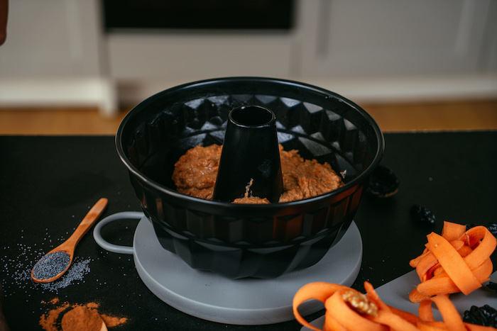 veres la pâte carrot cake dans un moule pour faire un gateau à la carotte et cuire au four à 180 degrés