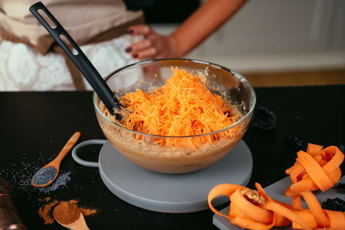 ajouter les carottes râpées au mélange d oeuf et farines dans un bol, faire gateau à la carotte sans gluten