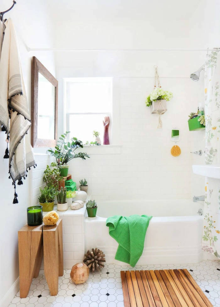Plantes vertes pour une déco exotique de la salle de bains vintage en blanc, salle de bain zen décoration simple et beau, choix de couleurs et de design