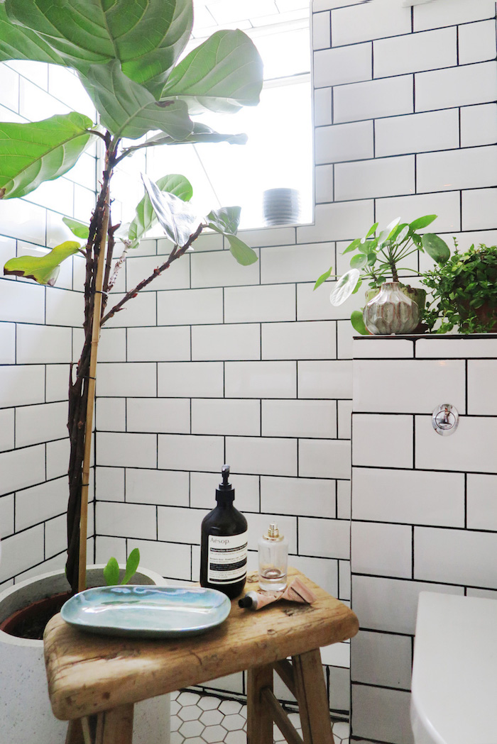 Plante verte haute, meuble sdb, salle de bain zen de la conception à l'installation, déco avec tabouret en bois 