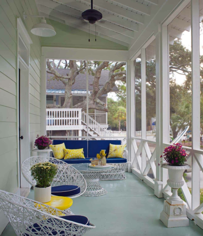 décoration de véranda blanche, chaises blanches, vase blanche modele de veranda sur terrasse