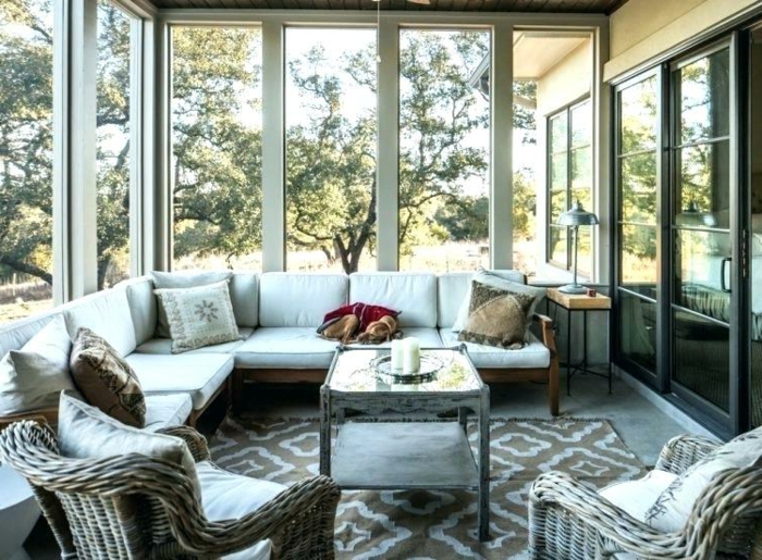amenager une veranda, tapis motifs traditionnels, chaises en rotin, verrières, porte atelier