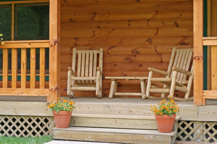 amenagement de veranda simple, petite veranda en bois, chaises style rustiques, chaises balançantes