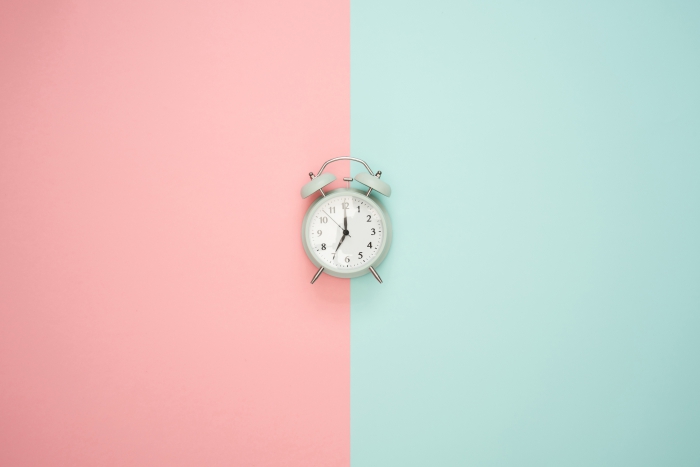 exemple fond écran minimaliste en couleurs pastel, idée fond d écran rose et vert, photo horloge pour wallpaper pc