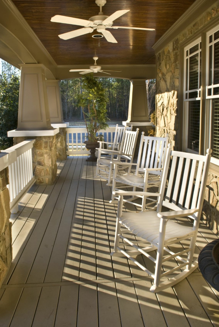 terrasse en bois, lampes ventilateur, chaises blanches, veranda ouverte, construire une veranda