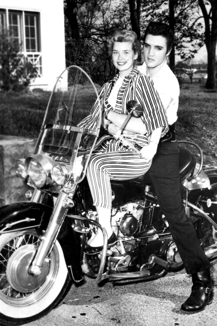 Pantalon et top année 50 pour femme et pour homme, motocyclette Elvis Presley tenue vintage année 50, le style vintage moderne actuellement
