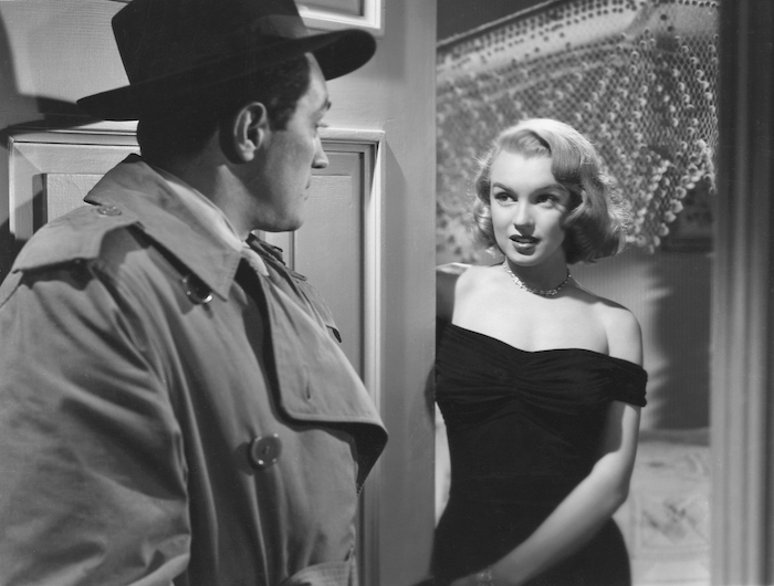 Jaune Marilyn Monroe en robe noire épaules dénudées, film scène, mode des années 50, comment être à la mode avec une tenue des années 50
