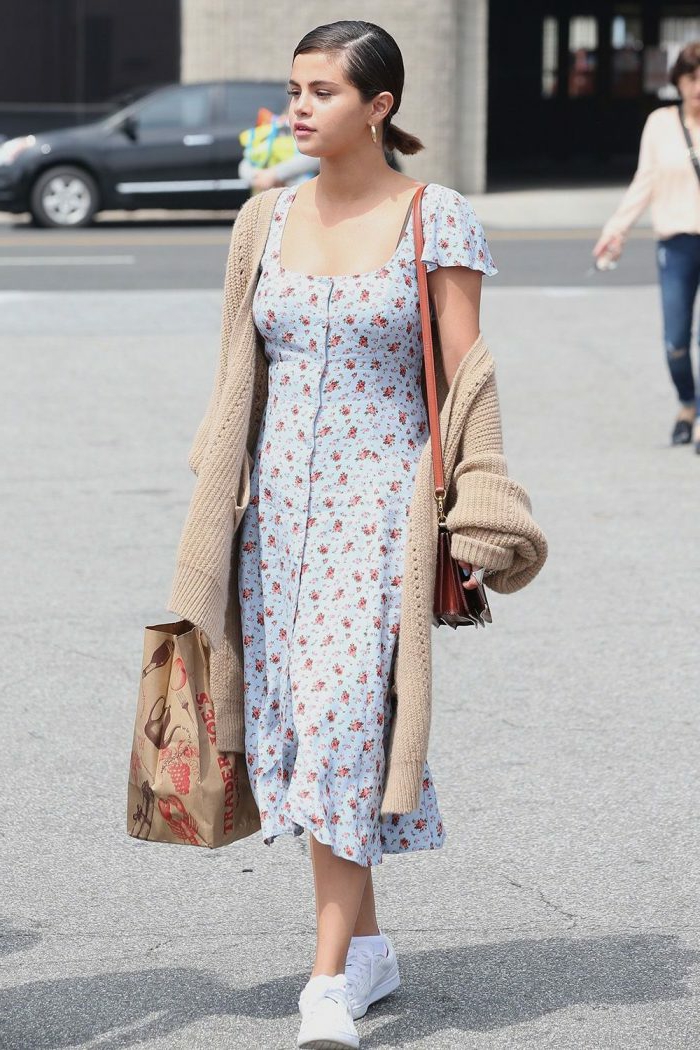robe longue bohème, gilet long beige tricoté, queue basse, sac à épaule, tenue boheme chic