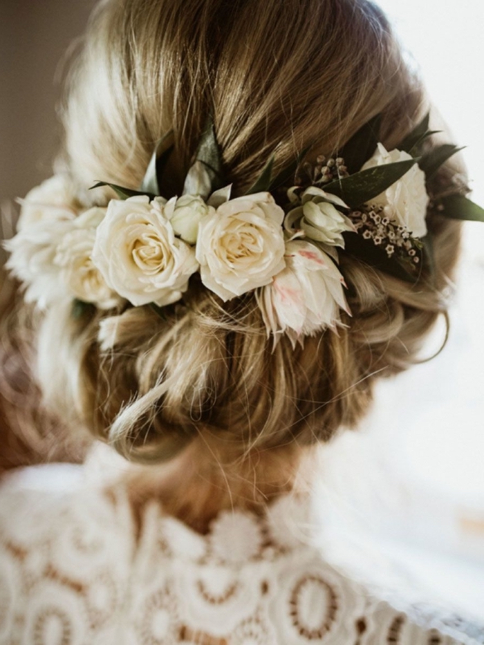 coiffure simple et rapide aux cheveux attachés en couronne tressé, idée coiffure avec diadème florale et chignon flou
