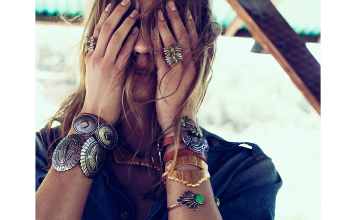 bijoux et accessoires hippie, gros bracelets, bagues, collier métal doré, chemise en denim