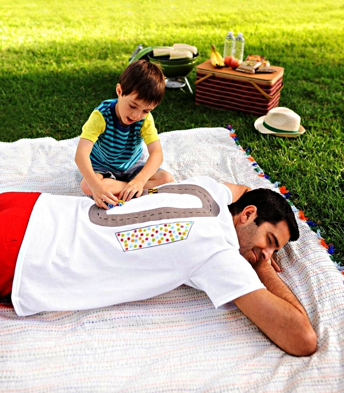 t-shirt personnalisé avec circuit à voiture sur le dos, activité ludique pour la fête des pères pour les plus petits