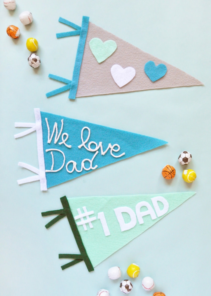 bricolage fête des pères facile, modèle de drapeau en feutre bleu avec lettres blanches Je t'aime papa, idée activité maternelle pour la fête des pères