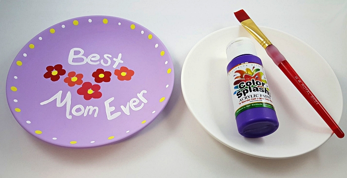 customiser une assiette avec de la peinture pour souhaiter bonne fête des mères d'une façon originale, idée de cadeau fête des mères à fabriquer soi-même