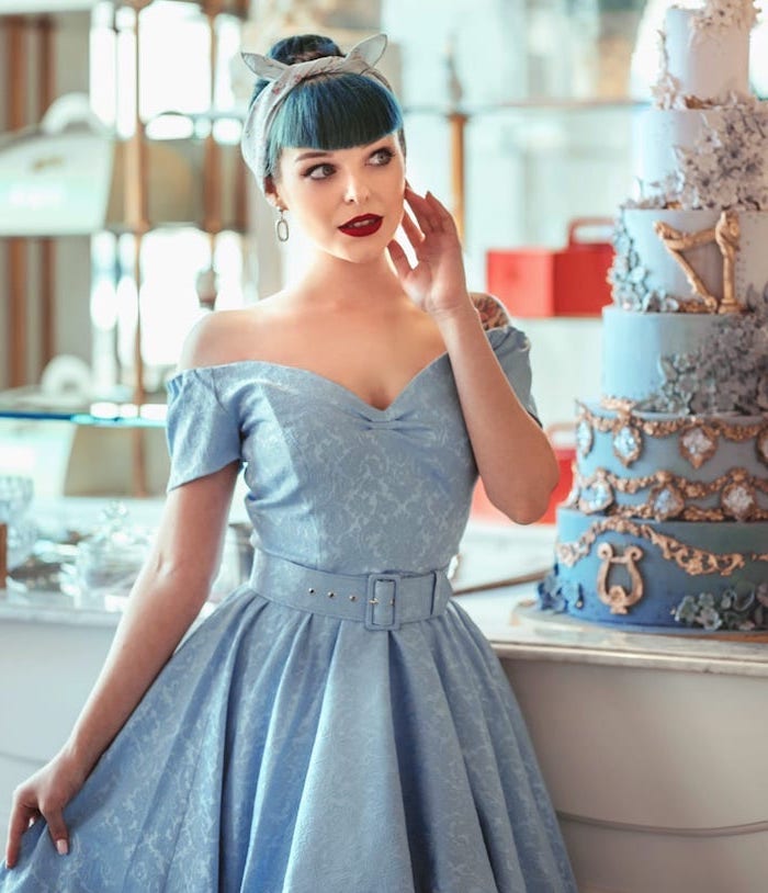 Femme tenue de mariage, robe princesse bleu claire aux épaules dénudées, coiffure année 50, mode des années 50, adopter le style vintage