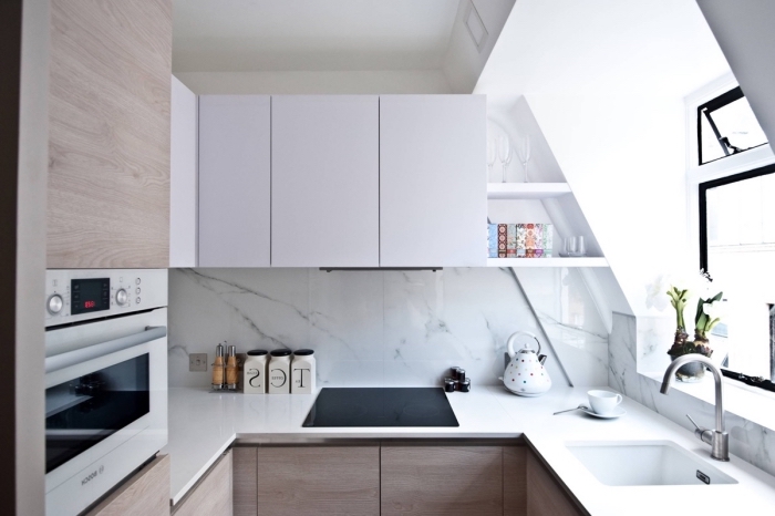 décoration sous pente dans une cuisine blanc et bois, idée crédence design marbre blanc, aménagement cuisine en forme de u