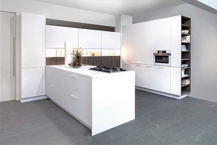 avec quelle couleur assortir le gris dans une cuisine contemporaine, modèle de meuble bar cuisine en blanc avec armoires