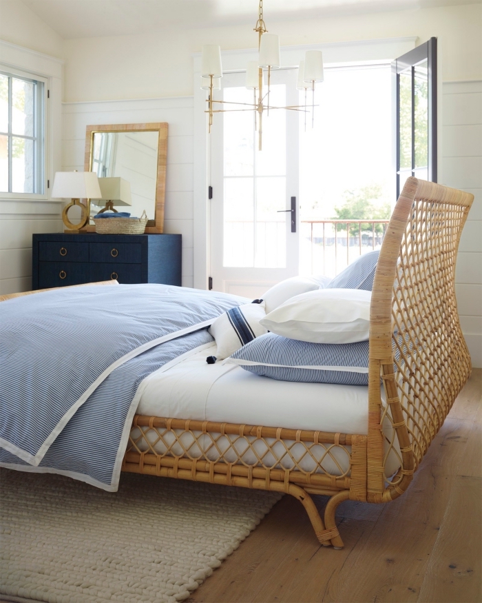 decoration marine dans une chambre à coucher minimaliste aux murs blancs et plancher bois, exemple armoire de couleur bleu marine