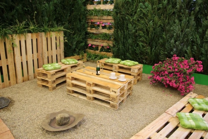 comment aménager un jardin avec mobilier DIY en palette, exemple de mur végétalisé DIY en palettes recyclées