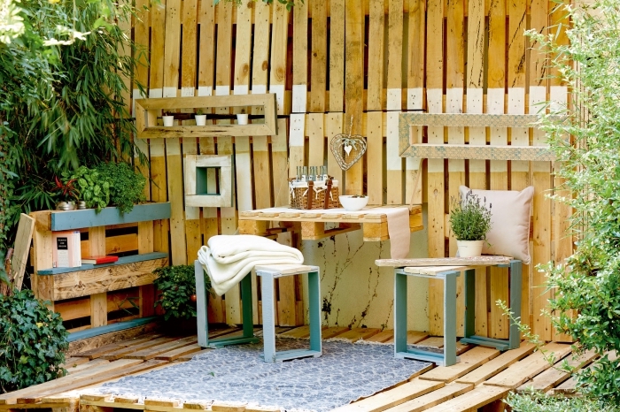 exemple de mur végétal palette facile à faire soi-même, comment aménager son jardin avec meubles diy en palette