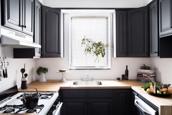 modèle de cuisine blanc et noir avec comptoir bois, idée agencement de cuisine sur trois murs en forme de U