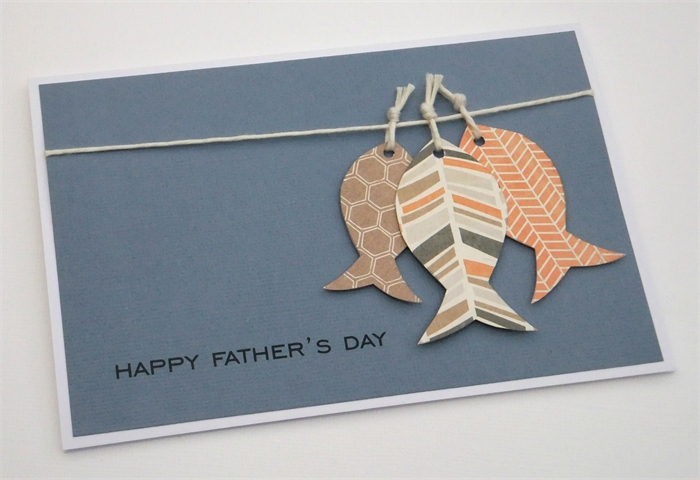 diy carte scrapbooking en papier cartonné gris avec poissons cartonnées sur cordelette, bricolage fête des pères