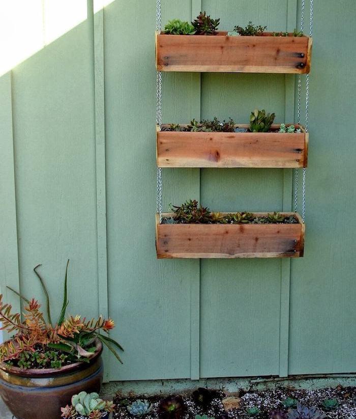habillage mur vegetal exterieur, bacs à fleurs plantes grasses exterieur, suspensions de trois bacs en bois