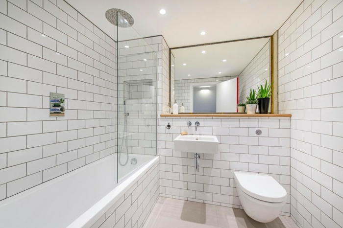 salle de bain blanche, baignoire rectangulaire, vasque suspendue, miroir rectangulair, faience salle de bain blanche