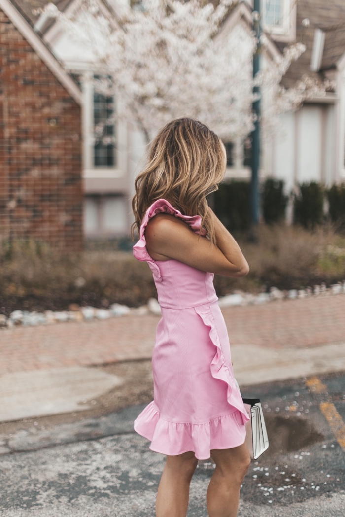 exemple de robe de soirée chic et glamour de couleur rose, quelle coiffure pour une invitée mariage aux cheveux lâchés