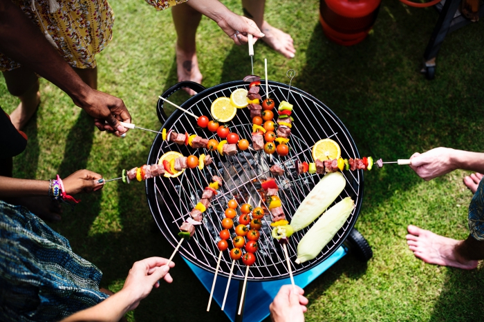 idée recette barbecue facile et rapide, comment faire des brochettes de boeuf et de légumes, organiser un party dans son jardin