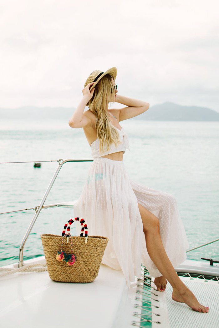 Yacht tenue blanche fleur en deux pièces, belle robe blanche longue, comment porter des robes, basket rotin