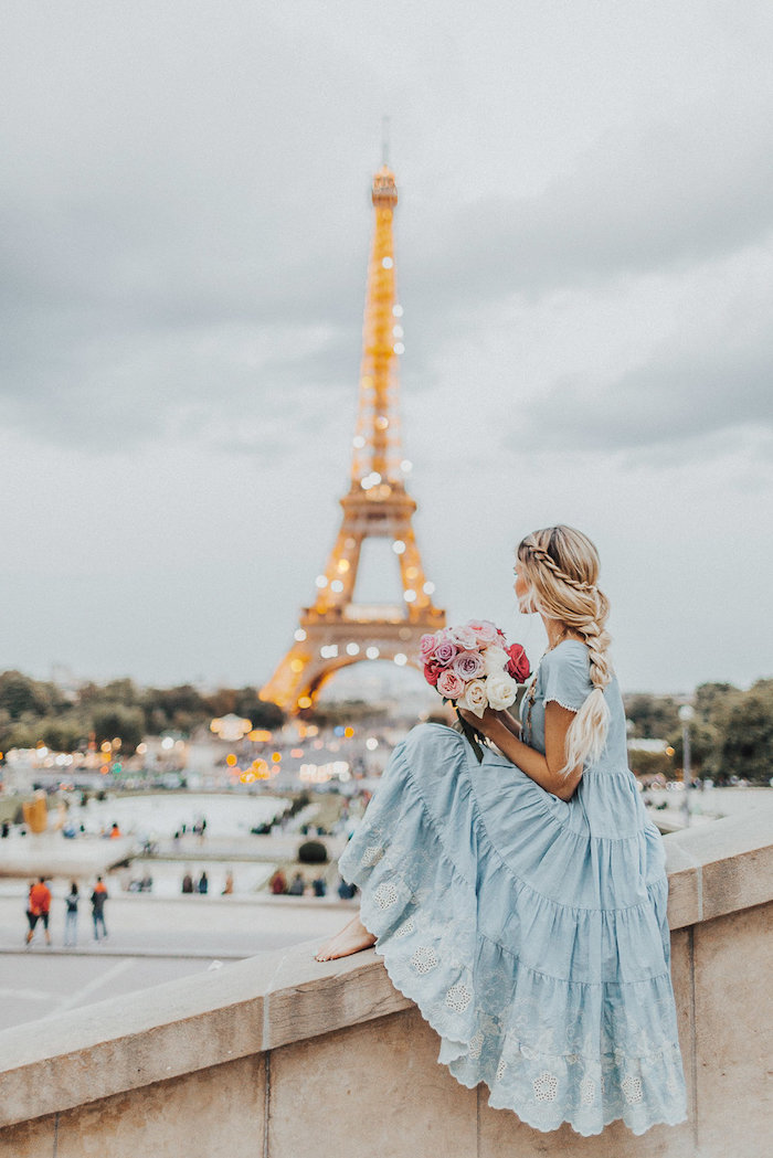Bleue robe hippie chic romantique, robe longue bohème, femme à Paris, la tour eiffel, robe ete 2019, idée comment s'habiller, bouquet de fleur