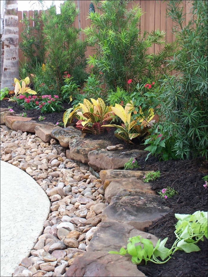 bordure jardin pierre, gravier décoratif, parterre de plantes ornementales, bordure de pierres naturelles