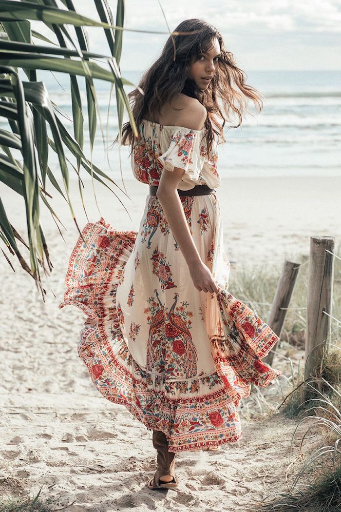 Belle femme à la plage, cheveux de plage ondulés de l'humidité, robe dentelle boheme, robe longue été, mode printemps été 2019