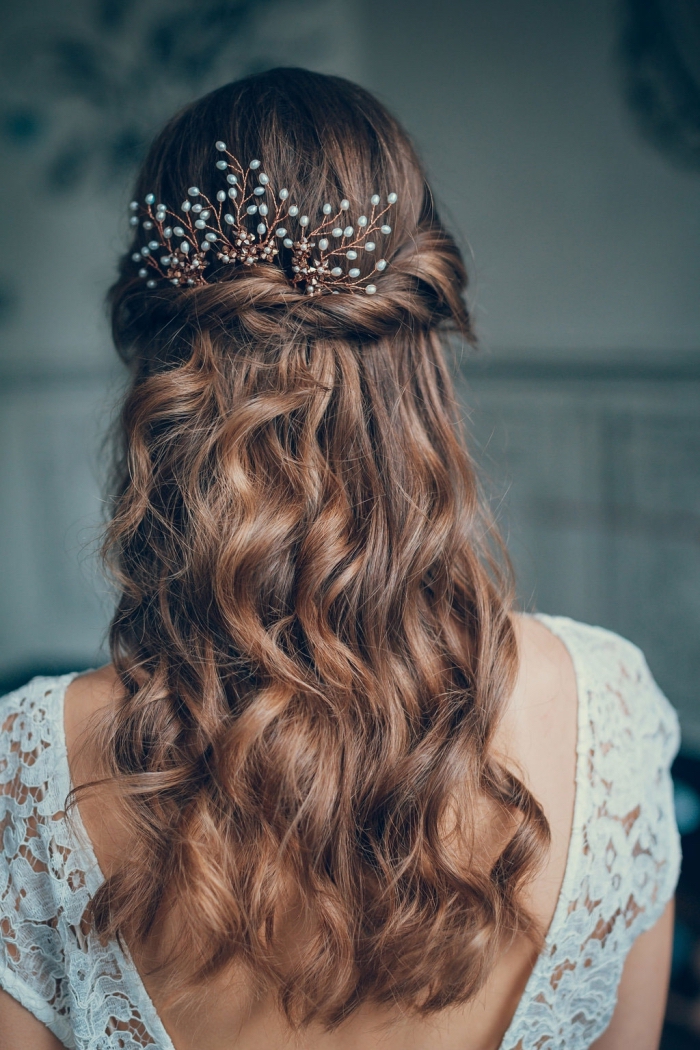 modèle de coiffure pour cheveux longs mi-attachés bouclés avec branche fleuri, idée coiffure simple pour mariée