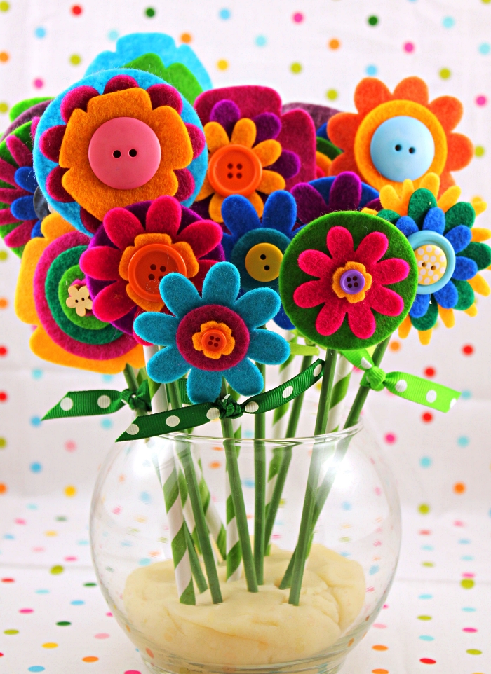 bouquet de fleurs en feutre de forme et de couleur différentes agrémentée de boutons, idée de cadeau fait-main pour la fête des mères 2019