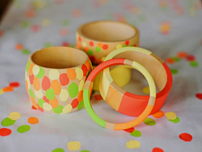 des bracelets en bois personnalisés avec de la peinture, idée cadeau anniversaire maman personnalisé pour les tout petits