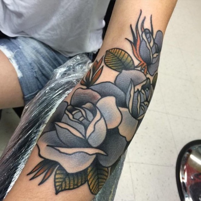 roses bleues tatoués et feuilles vertes, idée de tattoo design de tatouage élégant pour femme