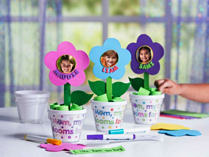  bricolage fête des mères maternelle, des fleurs en papier dans un mini pot personnalisé à offrir pour la fête des mères