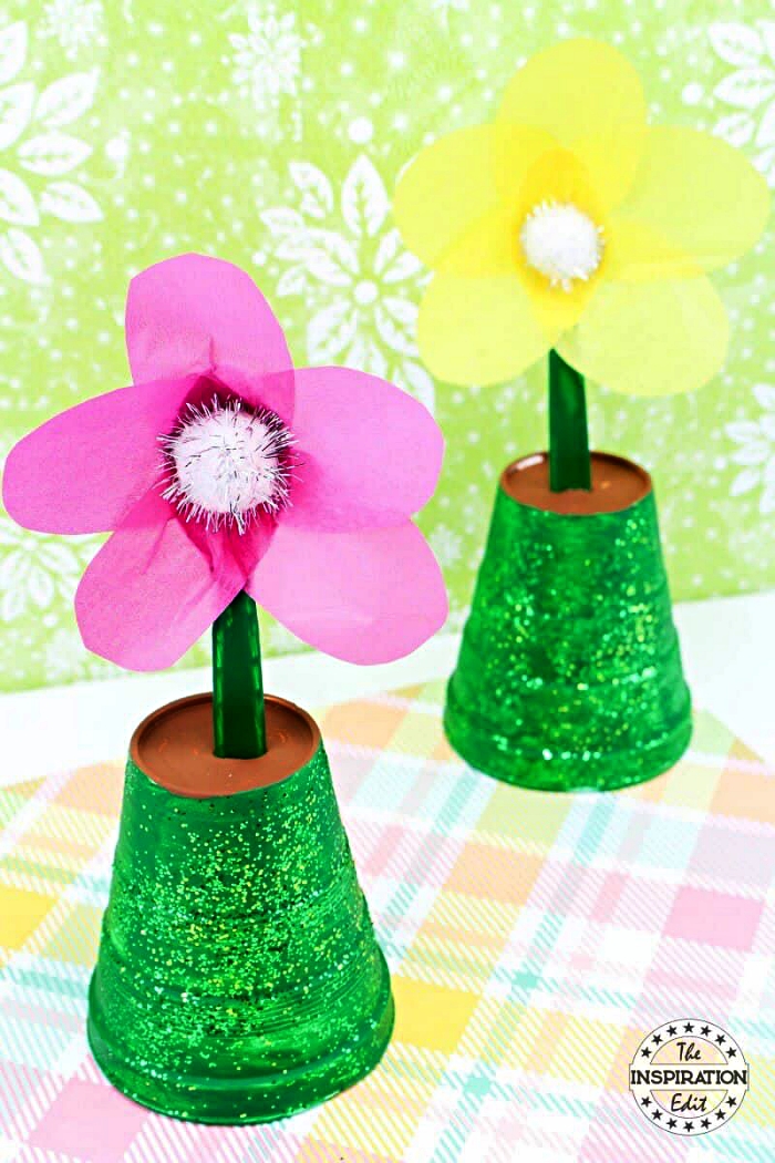 idée de cadeau fête des mères à fabriquer soi-même, des fleurs en papier dans un pot peint en vert